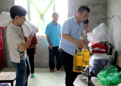 向貧困地區(qū)捐款捐物，同時(shí)推動(dòng)就業(yè)扶貧